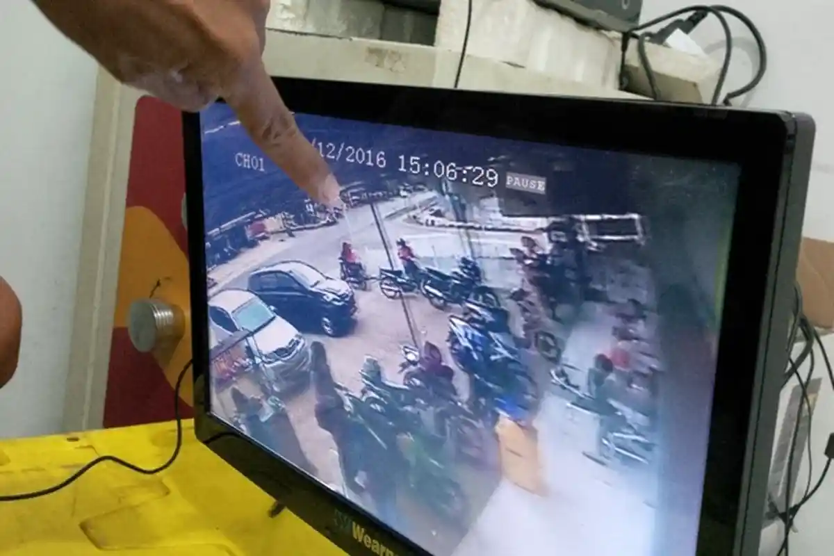 Menakutkan, Kondisi Ramai di Bandar Lampung Begal Todongkan Senjata Api ke Korbannya Terekam CCTV