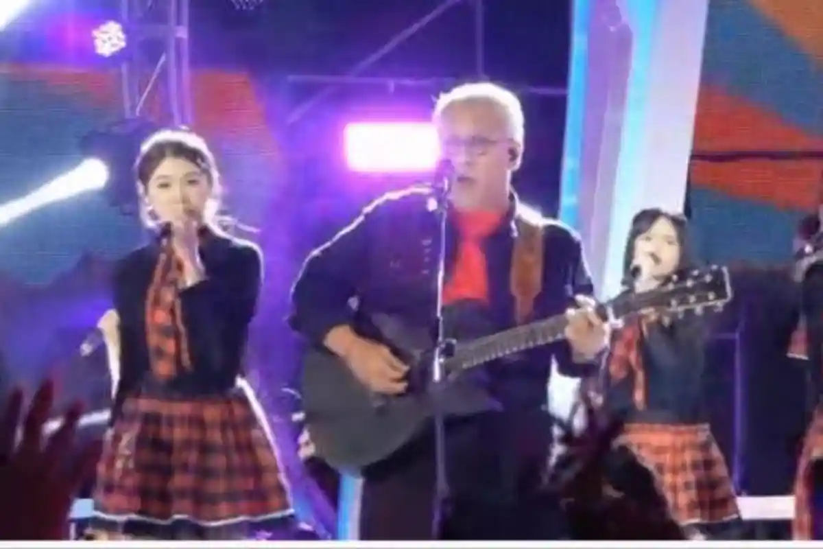 Kolaborasi Iwan Fals dan JKT 48 Curi Perhatian, Iwan Fals Ikut Nyanyi dan Gerakan "Aitakatta"