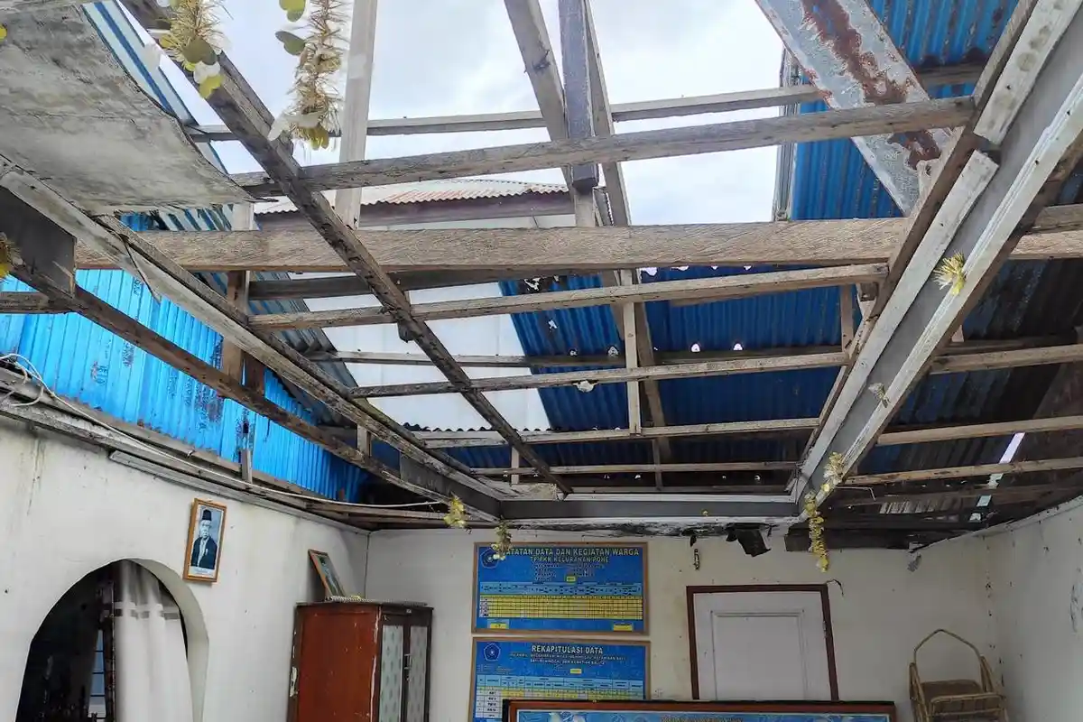 BREAKING NEWS: Atap Diterpa Angin, Kantor Lurah Pohe Gorontalo Tetap Buka Pelayanan Publik