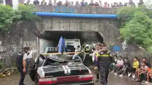 Truk-Kontainer-Timpa-Sedan.jpg