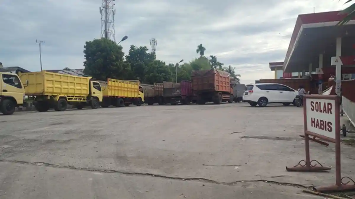 BBM Jenis Solar Kosong Lagi, Antrean Truk Mengular Kembali di SPBU Sei Rampah