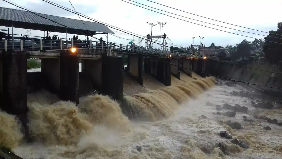 Bogor Diguyur Hujan Ciliwung Siaga 4