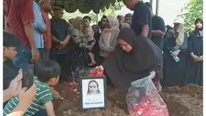 Proses-pemakaman-jenazah-Harum-Anjasari.jpg