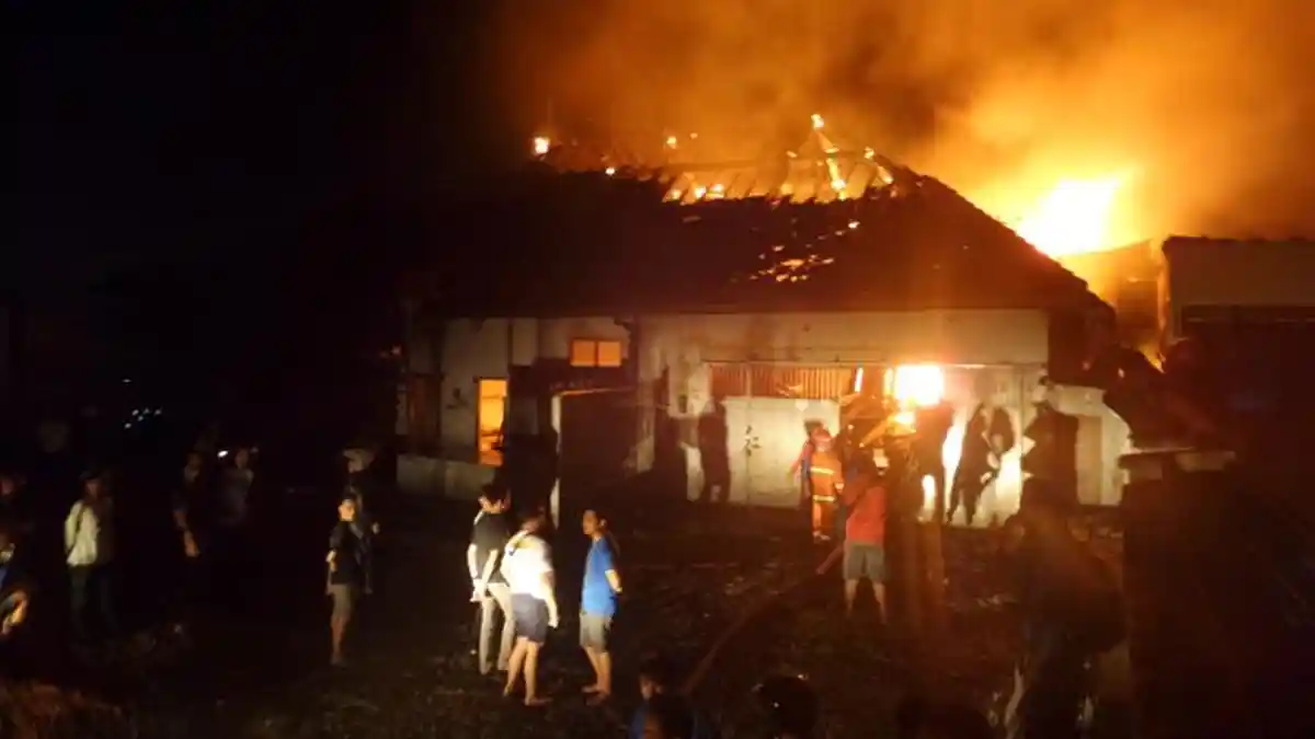 Api Berkobar Bakar Gudang Kayu di Lempongsari Semarang