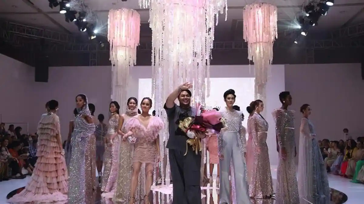 Seksi dan Glamour dalam Gaun Believe Rancangan Ivan Gunawan