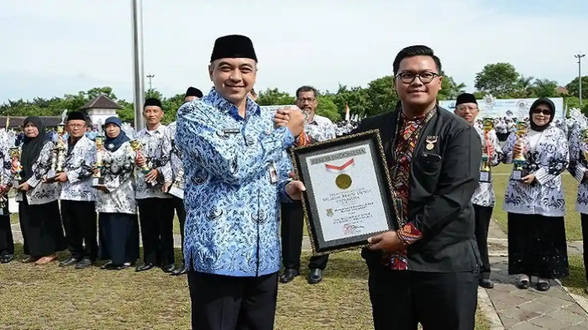 Pemkab Tangerang Raih Piagam Rekor MURI untuk Bola Sundul Terbanyak
