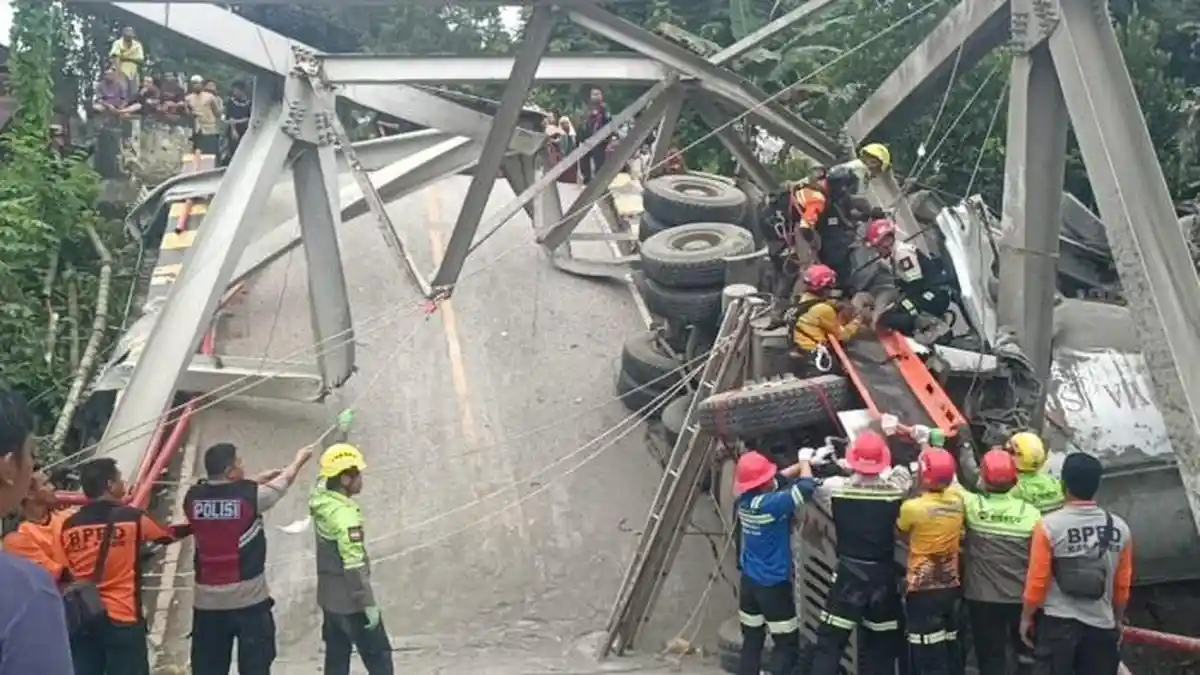 Kronologi Penyebab Jembatan Busui Runtuh, 2 Korban Terhimpit dalam Kabin Kendaraan