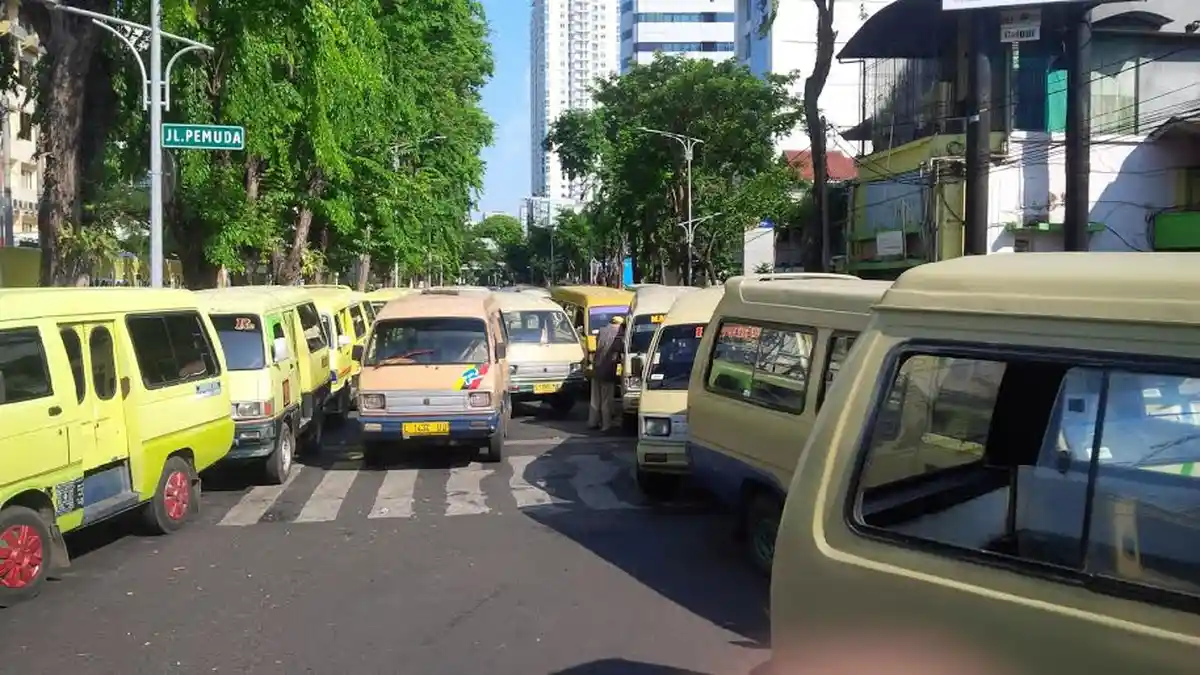 Setelah Blokir Dua Jalan, Sopir Angkot Blokir Jalan Pemuda