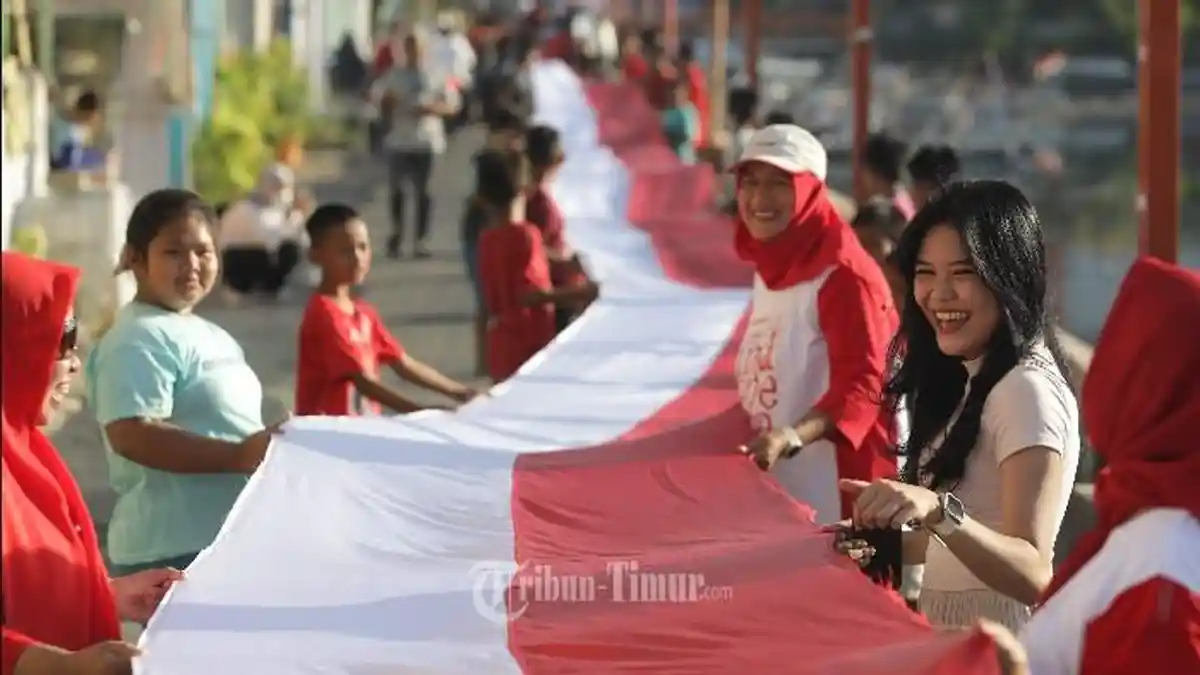 Masyarakat Pesisir Mariso Bentangkan Bendera Merah Putih Sepanjang 1 Kilometer - bendera2.jpg