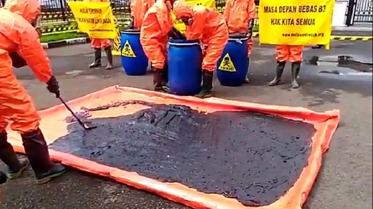 Negara Gagal Tindak Pembuang Limbah Beracun di Sungai Cikijing