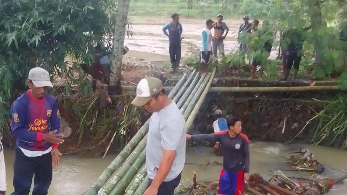 Jembatan Ambruk, Warga Cimendeut Bayah Lebak Terpaksa Bikin Jembatan Sementara dari Bambu