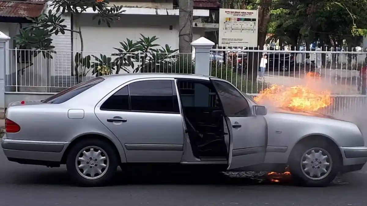 Diduga Korslet, Mobil Sedan Terbakar di Jalan Thamrin