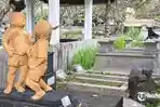Sebuah-makam-di-Bonoloyo-mendadak-viral-karena-di-atas-makam-ada-patungnya.jpg