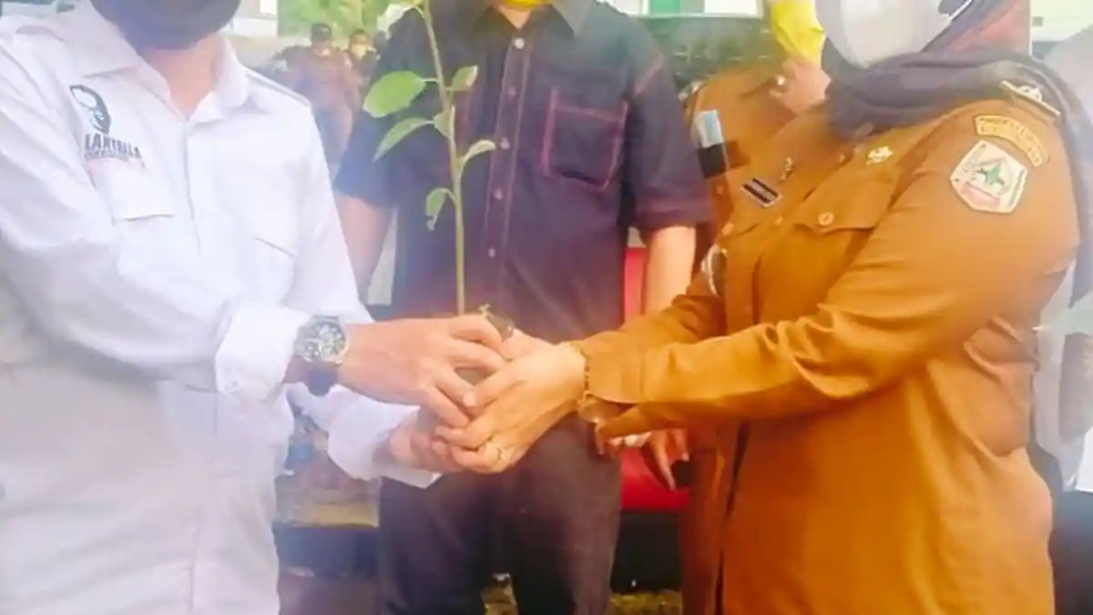 Anggota Komisi IV DPR RI Canangkan Gerakan Menanam 10.000 Pohon di Agara
