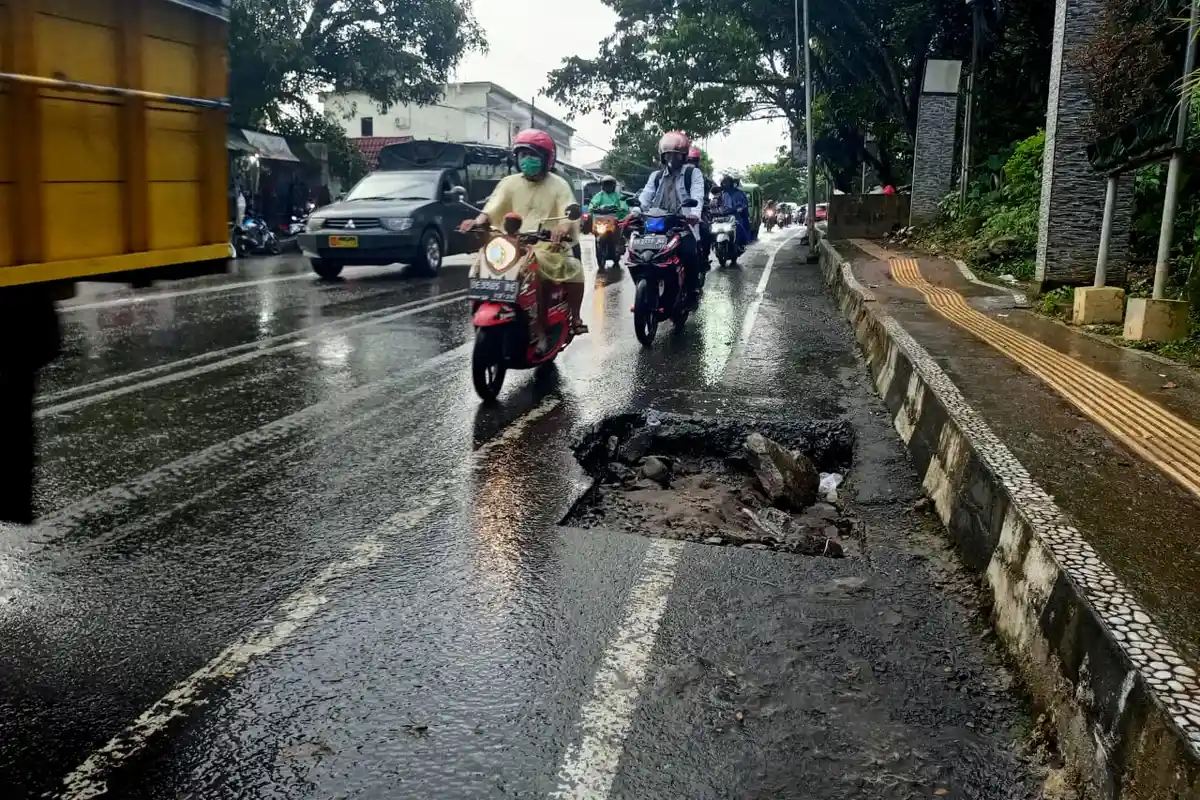 Warga Ambon Keluhkan Jalan Berlubang yang Tak Kunjung Diperbaiki di Tanjakan Batu Merah