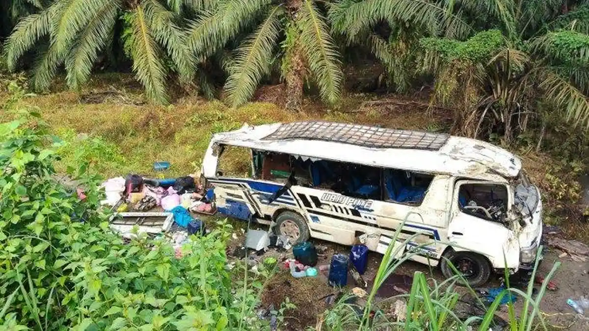 Rem Blong, Minibus Terguling di Jalan Trans Sulawesi: 2 Tewas, Beberapa Luka-Luka