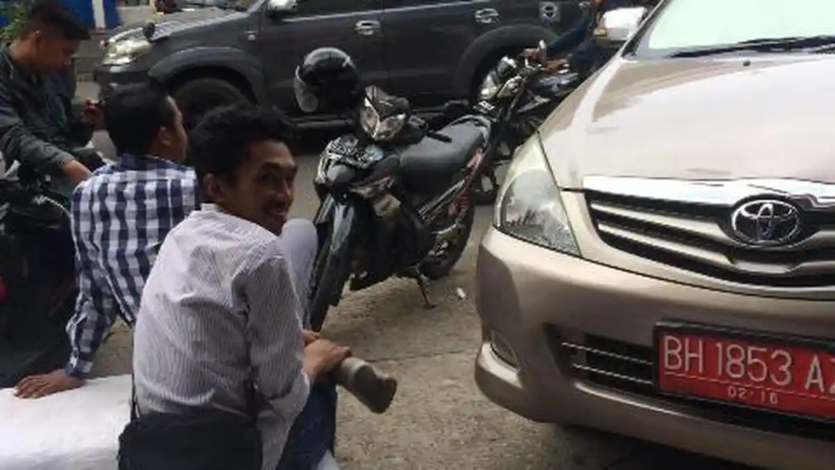 Awas, Dishub Kota Jambi Cabut Pentil Ban Mobil yang Parkir Sembarangan!