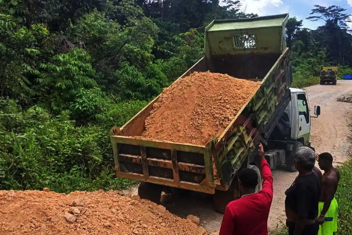 Ruas Jalan Rusak Menuju Aifat Timur Kabupaten Maybrat Diperbaiki