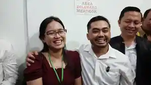 Momen-videografer-Amsal-Sitepu-tampak-begitu-terharu-bertemu-istrinya-Lovia-Sianipar.jpg