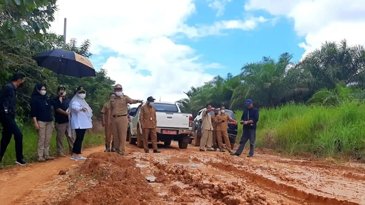 Tinjau Pengerjaan Jalan, Wabup: Kalau Tidak Ada Keluhan Masyarakat Berarti Progresnya Sudah Bagus