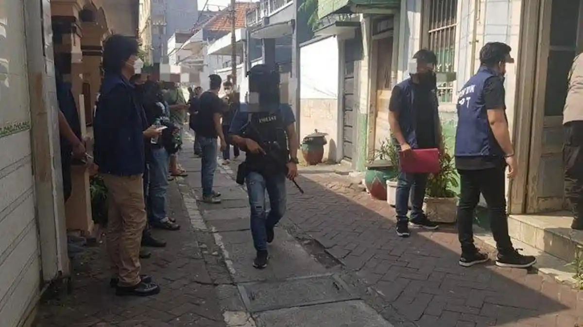 Update Terduga Teroris Ditangkap di Surabaya, Dikenal Pendiam, Tertutup dan Ahli Racik Obat Herbal