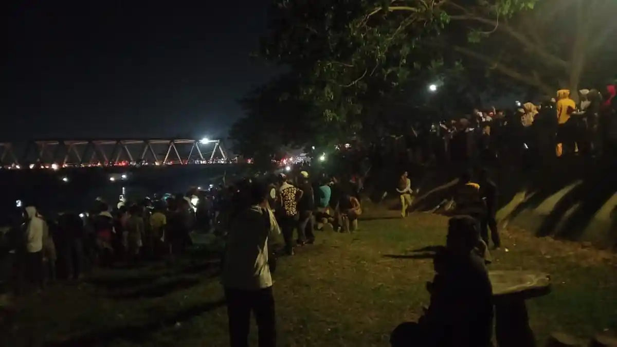 Warga Berlarian Kerumuni Buaya Berkalung Ban di Kota Palu yang Berhasil Ditangkap