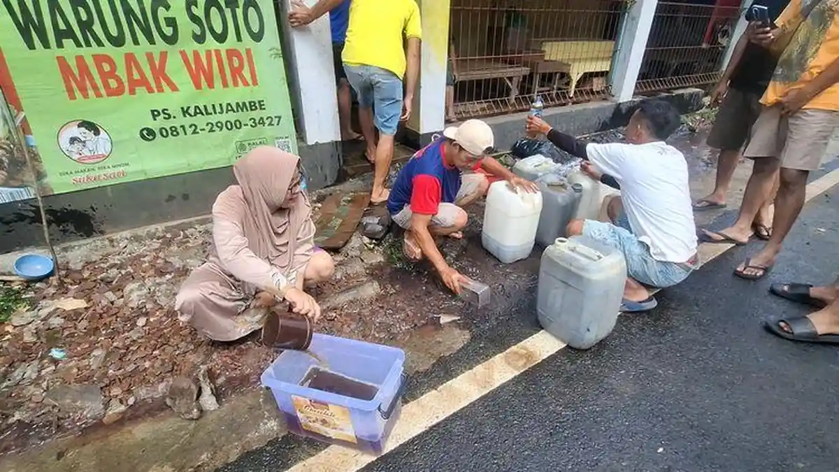 Potret Warga Bawa Jerigen Pungut Solar Tumpahan Truk yang Terguling di Kalijambe Purworejo