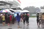 Beli Pensil Dari Hasil Ojek Payung di Stasiun Bogor, Hujan Lama Bisa Dapat Rp 80 Ribu