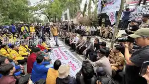 Ratusan-mahasiswa-demo-di-depan-Gedung-DPRD-Kalsel.jpg