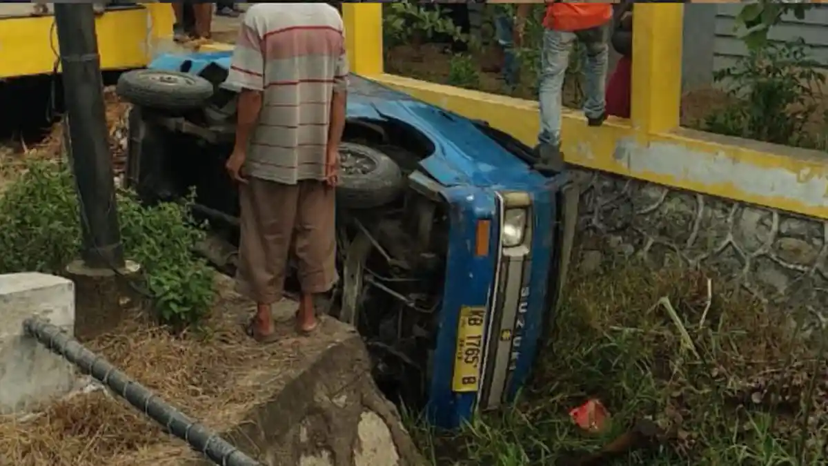 Terlibat Lakalantas di Mempawah, Angkot Terguling di Parit Akibatkan Tiga Penumpang Luka-luka