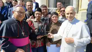 Paus-Leo-XIV-menerima-patung-Yusuf-Arimatea.jpg