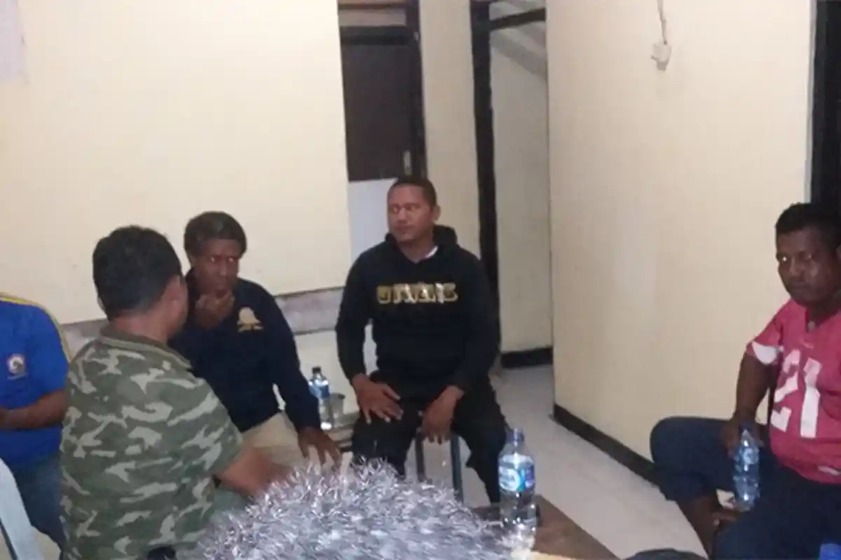 Betis Brendo Tertembus Peluru Oknum Polisi, Warga Kerumuni Pospol Noelbaki