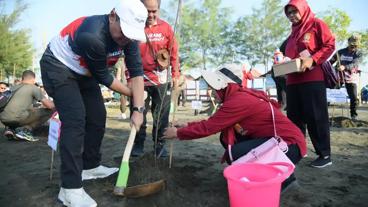 Jaga Kelestarian Lingkungan, Pemkot Semarang Bersih-bersih Pantai Tirang