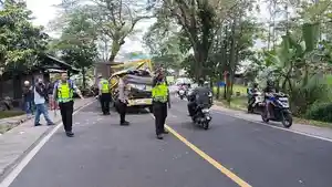 tabrakan-dua-truk-di-Jalur-Nasional-Limbangan-Tasikmalaya-2.jpg