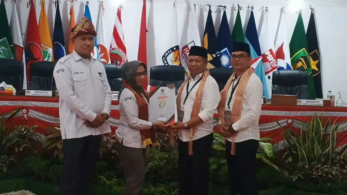 Jadi yang Terakhir Daftar ke KPU di Pilkada Muara Enim 2024, Ramlan Holdan-Ropi Alex Optimis Menang