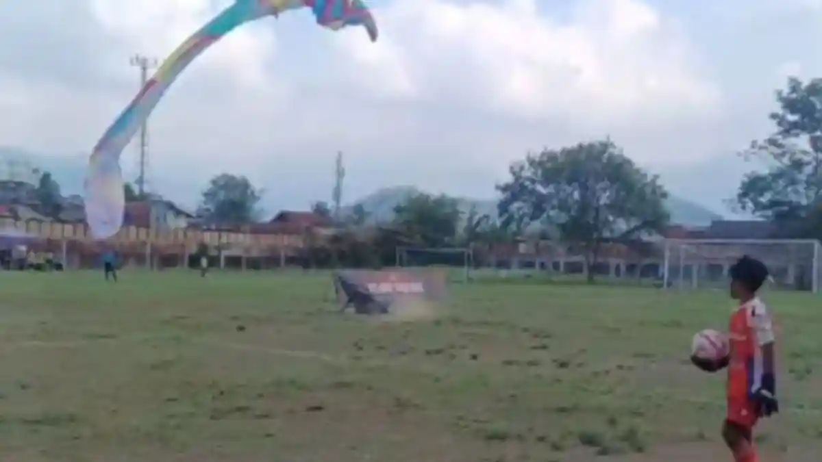 2 Pilot Paralayang Nyasar Disambut Sorak Suporter Bola: Mendarat di Stadion Ahmad Yani Sumedang