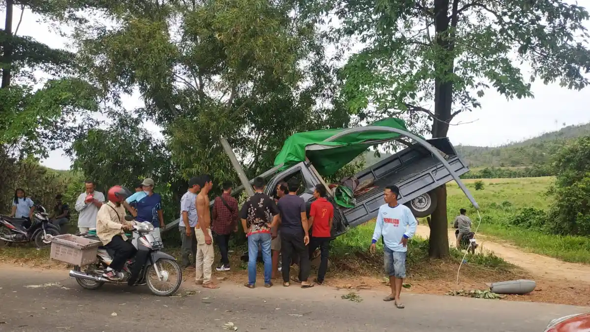 BREAKING NEWS - Sebuah Pick Up Bawa 15 Penumpang Tabrak Tiang Listrik di Jalan Trans Barelang Batam