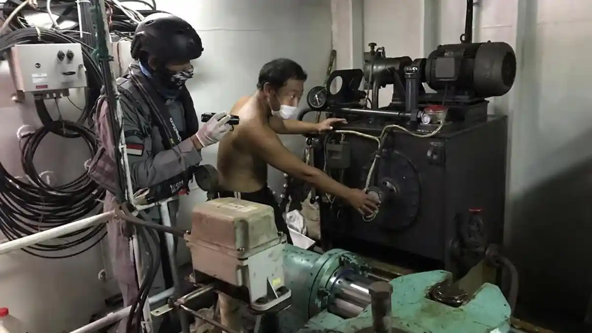 KN Tanjung Datu 301 Bakamla Bantu Kapal China yang Kemudinya Rusak di Natuna Utara