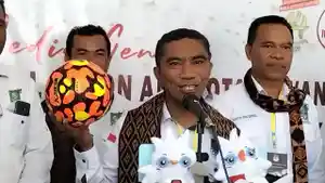Ketua-DPC-PKB-Kabupaten-Sikka-Yosep-Karmianto-Eri-saat-memegang-bola-pada-sesi-konferensi-pers.jpg