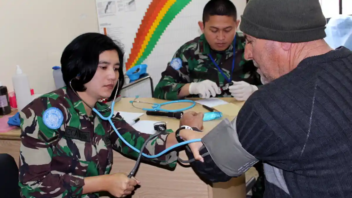 Prajurit Perdamaian TNI Pengobatan Gratis di Desa El Adeisse-Lebanon