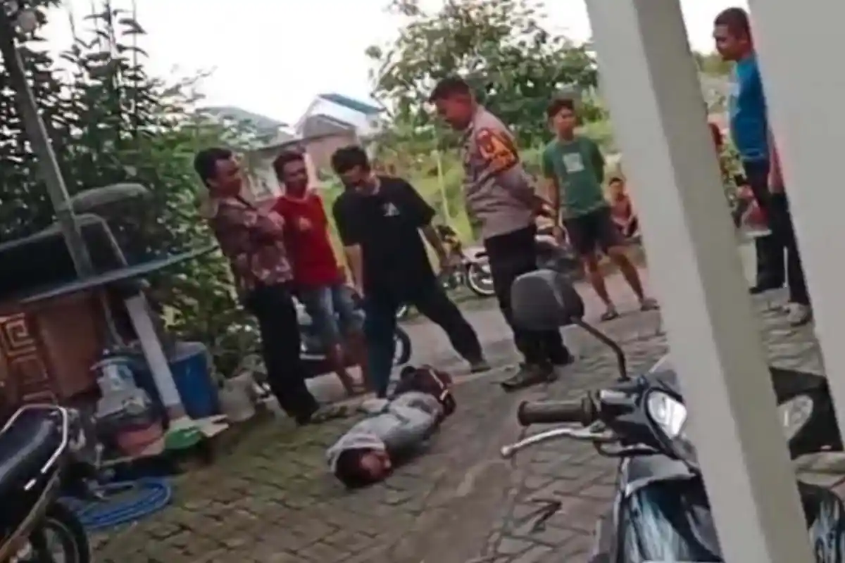 Duel Berdarah Anak Serang Ayah Kandungnya Pakai Pisau Dapur di Sidoarjo, Sang Ayah Dilarina ke RS