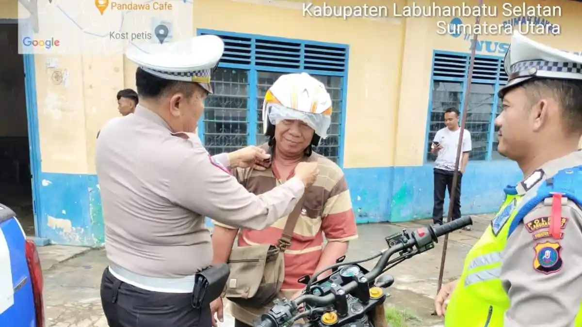 Bagi-Bagi Helm Gratis, Aksi Sosial Satuan Lalu Lintas Polres Labuhanbatu untuk Pengendara