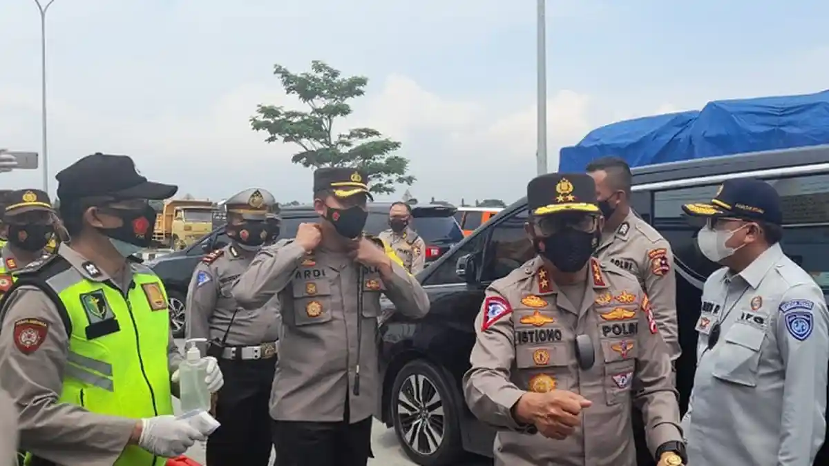 Cek Perbatasan Jateng-Jatim, Kakorlantas ke Sragen : Pemudik Positif Covid-19 Langsung Dibawa ke RS