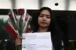 Mahasiswa Bagi Bunga dan Dukung KPK