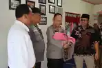 Gendong-bayi-yang-diselamatkan-dari-penculikan.jpg