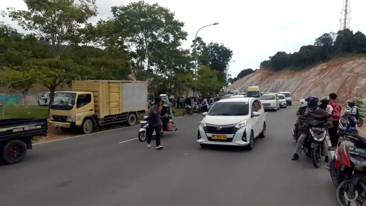 BREAKING NEWS - Kecelakaan di Batam Depan Southlink, Korbannya Tak Sadarkan Diri