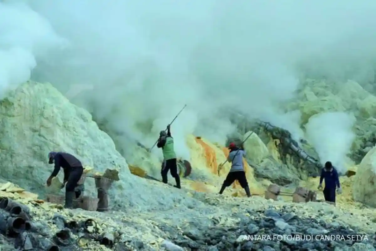 Gelombang Mirip Tsunami 3 Meter Muncul di Kawah Ijen, Andik Tewas