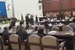 gempa-bumi-guncang-ntt-senin-6921-peserta-sidang-berhamburan-keluar-ruangan.jpg