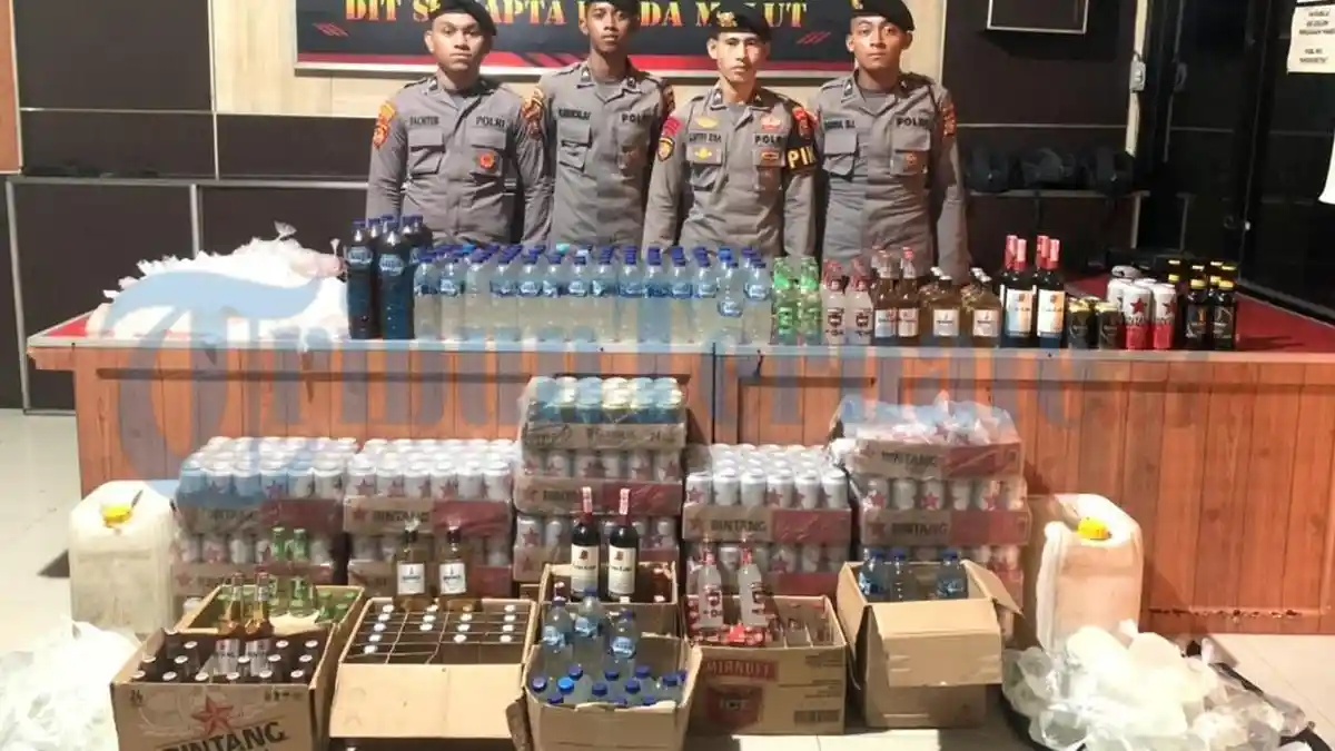 Polda Maluku Utara Sita 735 Bir dan 40 Liter Cap Tikus, Sang Bandar Juga Ikut Diamankan