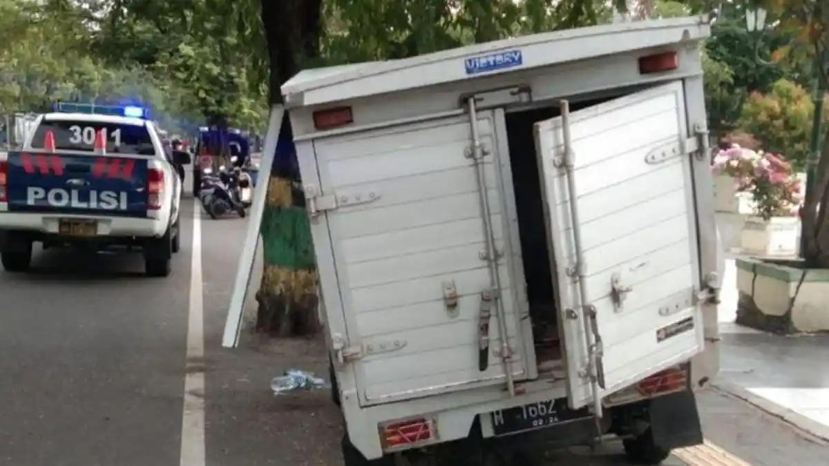 Suryo Keluar Kabin Sambil Jinjing Tangan yang Putus, Sopir Mobil Boks Kecelakaan di Kulon Progo